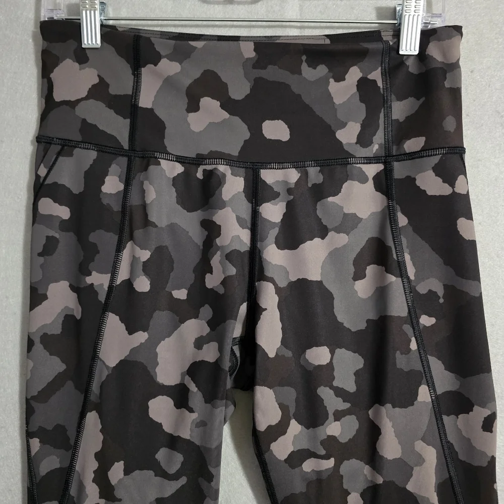 Athleta Womens Black Lightning Camo 7/8 Tight 487500 Size Medium